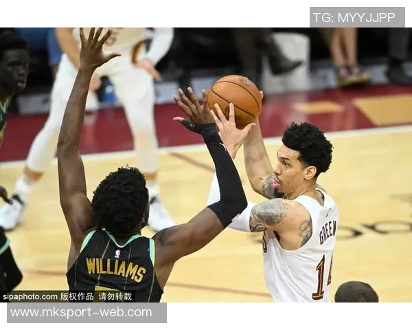 阿特金森谈梅里尔受伤情况需进一步观察莫布里撞击髋部影响